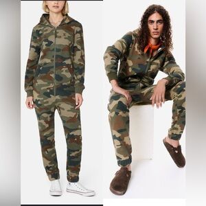 OnePiece The Norwegian Original Unisex Camo Jumpsuit , size Large
